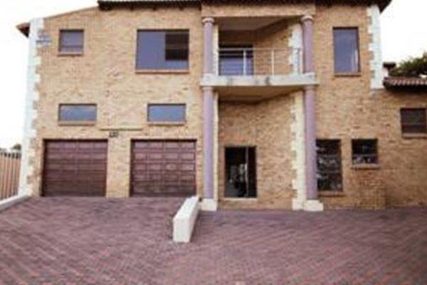 Experience luxurious living in this spacious 5-bedroom, 3.5-bathroom duplex located in the highly sought-after Kyalami Glen Estate. ...