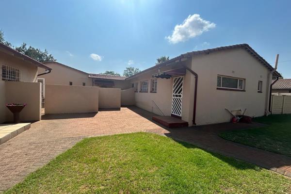 Location: Three Rivers East, 2,262m&#178; erf

Main House:
3 bedrooms, each with new carpeting
Main bedroom includes en-suite ...