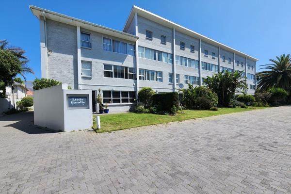 This spacious secure duplex apartment is right across from the sea and ideal for a family or professionals. This is also ideal for ...