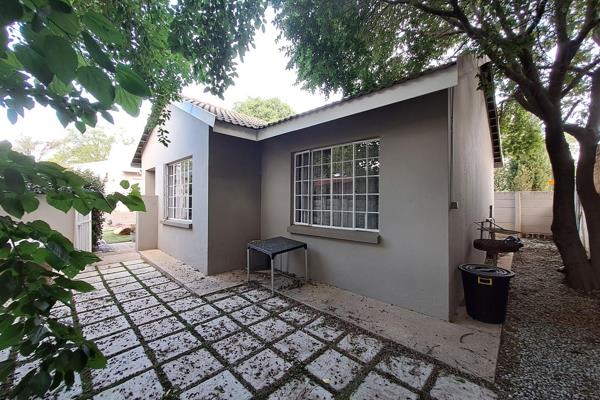 Welcome to this charming and centrally located 3-bedroom home in the heart of Heidelberg, Gauteng! This well-appointed property ...