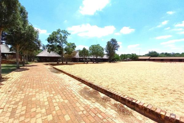 Equestrian Smallholding in Mooiplaats
This is a 4,2 hectares smallholding in Mooiplaats. Easy access from the N4 Highway.

Double ...