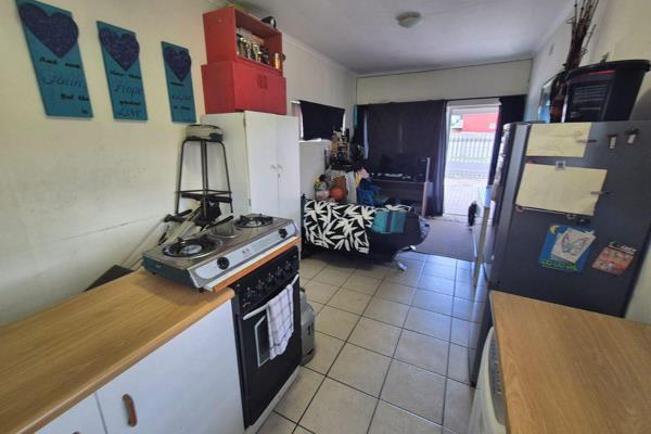 This cosy and private one bedroom granny flat is situated in Morgenster, Brackenfell.  It has easy access to all main routes and ...