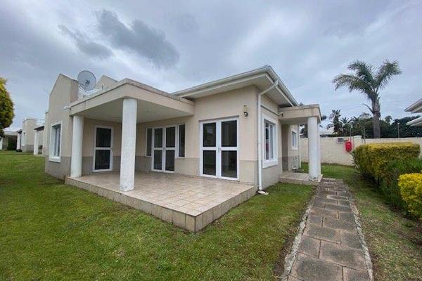 The property offers 3 bedrooms, 2 bathrooms, open plan lounge / kitchen.
The kitchen is fitted with BIC, stove and under counter ...