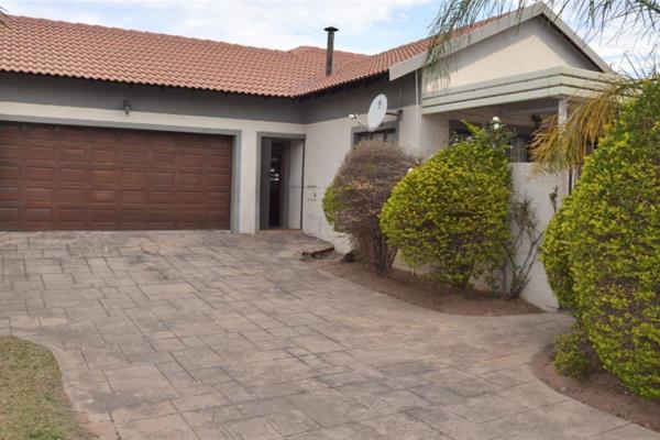 Welcome Home to this Warm and Entertaining Family Home&#160; 

Offering you 3 spacious bedrooms 
2 Bathrooms 
Open plan lounge and dining area Cozy fireplace for the winter&#160; 
Spacious Kitchen area&#160; 
Outside Entertainment area&#160; 
with Double garage&#160; ...