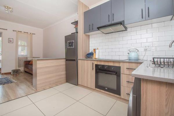 Stunning Top Floor Apartment consisting of 2 bedrooms and 2 bathrooms in a secure complex situated in the heart of Northcliff.

This ...