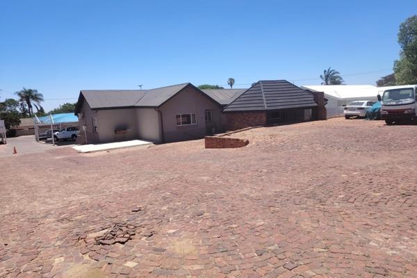 This 4 700 square meter property lies on a the main road of Silverton in a busy street and close access to the N4 highway. It offers ...