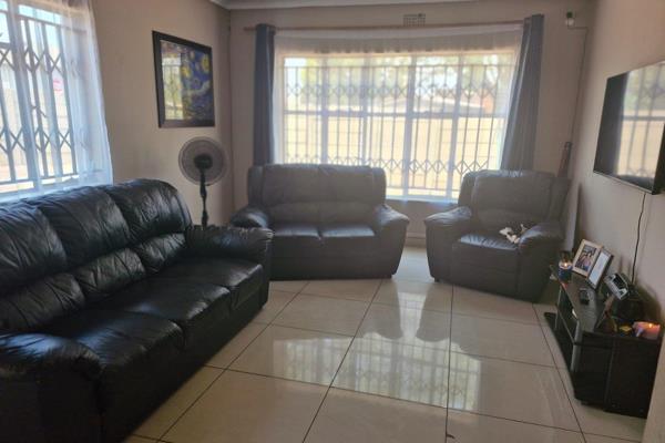 This property consists of:
4 Bedroom
Bathroom
Lounge
Dining room
Garage
