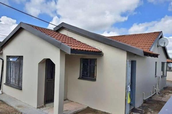 *MOHLAKENG EXT 5 - RANDFONTEIN HOUSE FOR RENTAL R5500PM* 

Kitchen Fitted 
Dining Room 
Lounge
3 Bedrooms 
1 Bathroom 
3 Garages ...