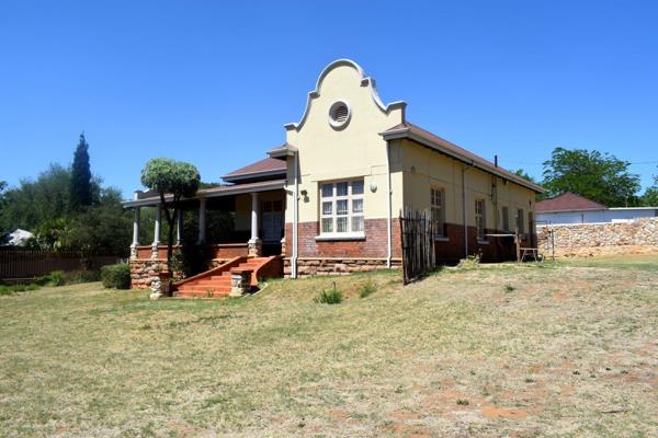 Welcome to this charming Golden Oldie in the heart of Heidelberg, GP, Gauteng, that perfectly blends comfort and character. This ...