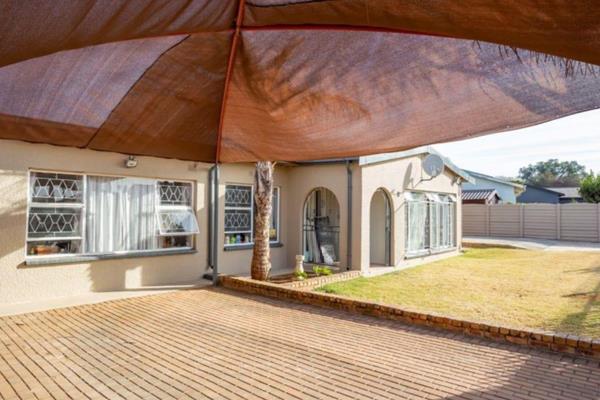 This property consists of:
4 Bedrooms
2 Bathrooms
Entertainment area with Bar
Lounge
Dining Room
Study
Pool
Shade net Car ...