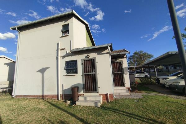 Cozy, yet modern, 3-bedroom home in security complex in Midrand.
This lovely duplex is neat as a pin perfect for first time buyers ...