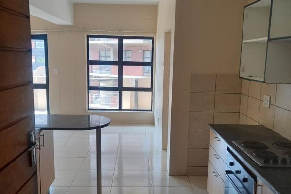 This neat 2 bedroom apartment consists of;

*2 good sized bedrooms with BIC

*Kitchen is fitted with an oven, stove, sink and ample ...