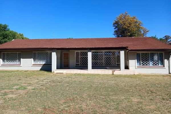 Neat house Close to MCC SPAR !!!
Four bedroom house
Two bathrooms
Lovely kitchen with lots of build-in cupboards.