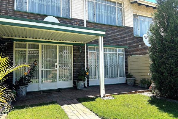 Lovely renovated unit with private garden, well positioned in Lyndhurst, close to ...