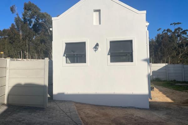 Granny flat to let in a popular estate in Amandelrug. Ideal for a single person. Pre-paid electricity, other services included in rent. ...