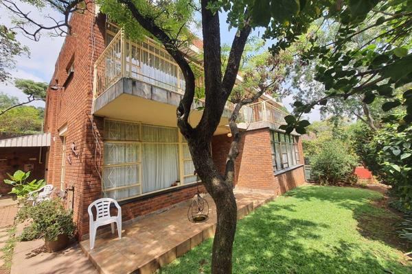 *** Exclusive mandate to sell by VNRE***

We @ van Niekerk Real Estate are very proud to offer this beautiful Split Level 4 bedroom ...