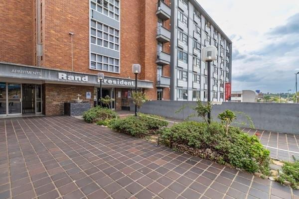 This Apartment offers;

-2 Spacious bedrooms, with 2  bathrooms. -spacious living area with great set up 
-modern kitchen,with fitted ...