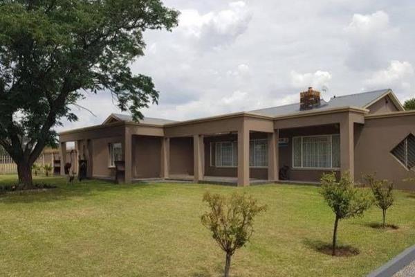 2 HA Small holding in Vanderbijlpark area - To Rent
3 Bedroom house
2 Bathrooms
Kitchen, Dining area , study and sitting ...