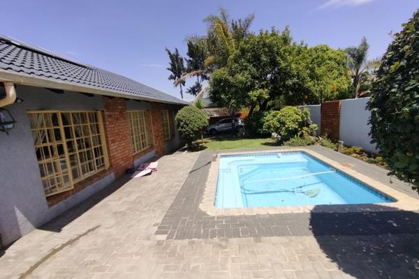 This charming home in Garsfontein Ext 13 features three spacious bedrooms and two modern bathrooms, providing ample living space for ...