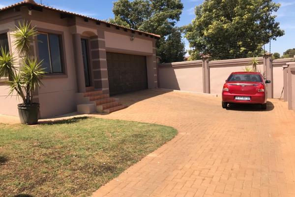 Stunning 3-Bedroom, 2 Bath in Heritage Manor Estate, Krugersdorp

This delightful 3-bedroom house offers the ideal balance of comfort ...