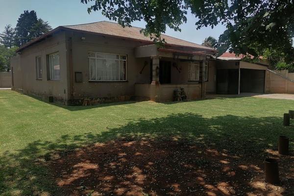 Discover this charming 4-bedroom home in a peaceful area of Brakpan, perfectly priced for a quick sale. Each bedroom is equipped with ...