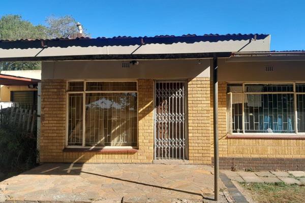 3 BEDROOM HOUSE CLOSER TO BETHAL CBD ( One with cupboards and two without )

Kitchen with cupboards 

Open plan lounge / Dinning ...