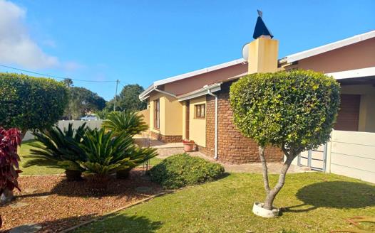 3 Bedroom House for sale in Hartenbos Central