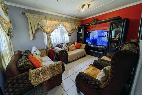 Luthando Gxashe Properties presents this cozy 2-bedroom house is the perfect match for a small family or first-time homeowners looking ...