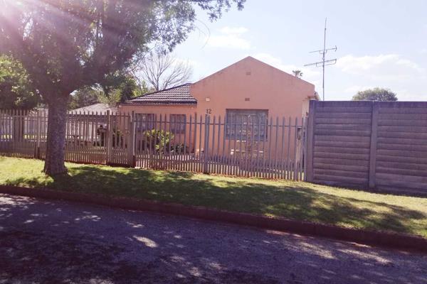 Afforable home on large corner stand
solar pannels for those unforseen loadshedding ...