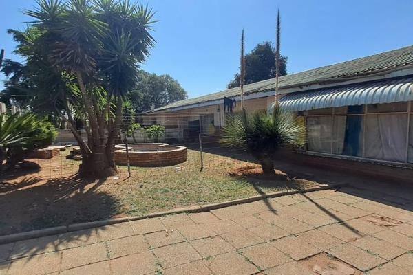 This expansive 5000 square metre property in Putfontein offers a unique opportunity for renovation and investment. Featuring two main ...