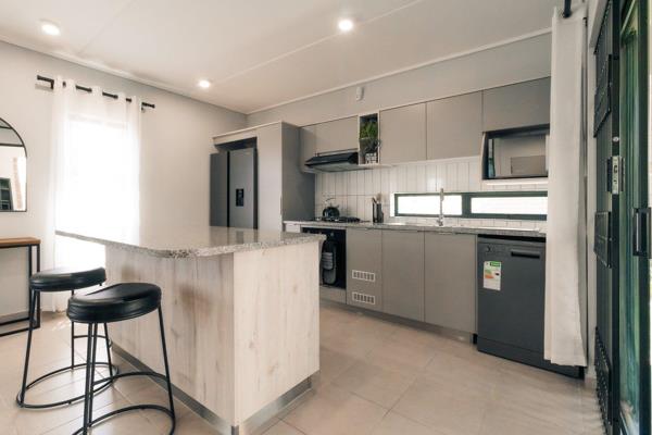 Fully tiled 3 Bedrooms, 2.5 bathrooms (main En-suite bathroom) and a guest toilet. Modern and easy to live in. 
•Spacious ...