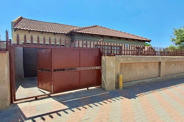 Exquisite interior 3-bedroom house for sale in Kagiso ext 11

This house features a ...