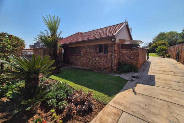 Second house Aswell:
Wow! The House has 3 bedrooms, 3 bathrooms, kitchen, 3 living areas, pool and 5 Carports.
There is also 2 ...