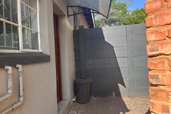 This property offers the following:

1 Bedroom
1 Bathroom
Open plan Living Room &amp; Kitchen
Carport Parking
Braai ...