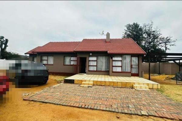 3 Bedroom HOME with Garden:
• 3 Fully Tiled Bedrooms with Built-in Cupboards
• 1 ...