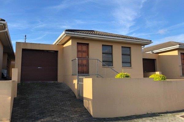 This modern spacious townhouse offers 3 bedrooms, 2 bathroom, open plan living area ...