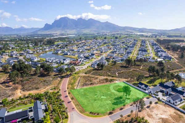 One of the last stands in Val de Vie Estate is available for you to build your dream ...