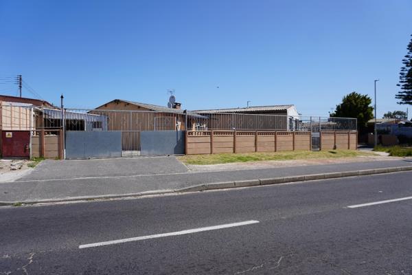 Welcome to this charming home, where you are greeted by an open-plan lounge that creates a warm and inviting living space. Opposite the ...