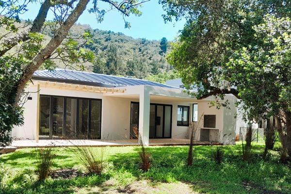 This beautifully designed, low-maintenance home is set within a private estate along the Bitou and Keurbooms Rivers in Plettenberg Bay. ...