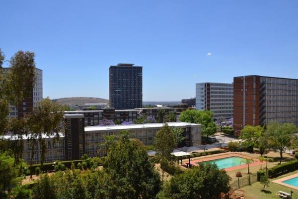 Sale. Three Bedroom Southport Apartment in Bedford Gardens      

Over 110m2 of Accommodation 
On the fourth floor overlooking ...