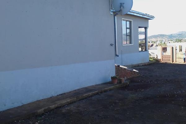 Can also be rented out separately:
3 Bedroom House @ R4000.00 monthly, or
1 Bedroom Cottage @ R4000.00 monthly
Charming and warm ...