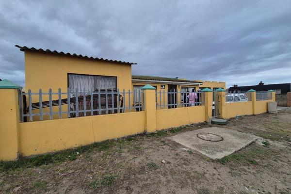 Lovely house situated in Kwazakhele with 2 bedrooms, living room, kitchen, bathroom, boundary walls and gates. Contact listing agent ...