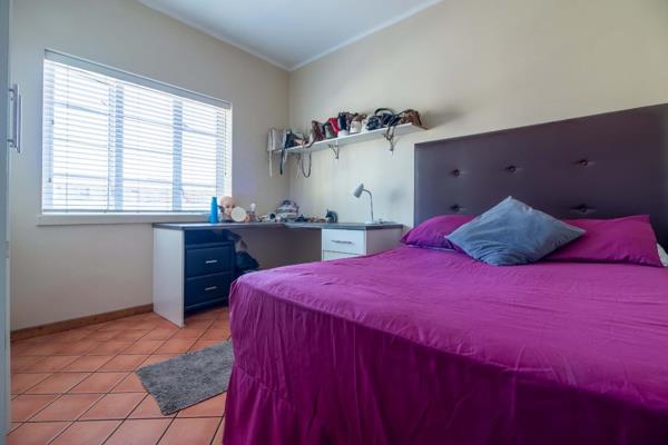 Renting out apartment in CAPE TOWN 
Available starting from 4 November 2024
- address: ...