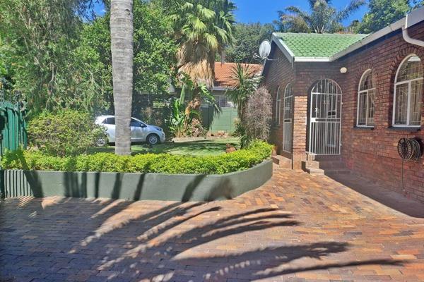 &quot;Exclusively marketed by HomeSource Realty&quot; 

For the family close to Rooihuiskraal Primary school! 

No loadshedding area! 

This charming family home is situated in a highly sought-after area of Rooihuiskraal, where loadshedding is not an issue. It offers a ...