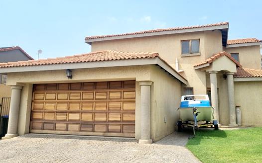 3 Bedroom Townhouse for sale in Emfuleni Golf Estate