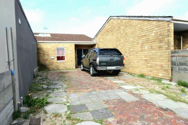 MAKE THIS HOME YOUR DREAM HOME 

THIS HOME +- 181 SQUARE Semi Detached Face Brick home.
 R 750,000.00

Exclusive Sole Mandate

Nestled ...