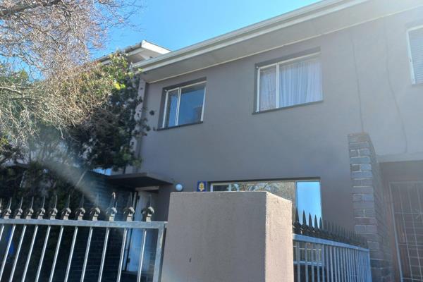 This lovely duplex offer the following:

Upstairs
Sunny main double bedroom with lots of built in cupboards and overhead fan.
2nd ...