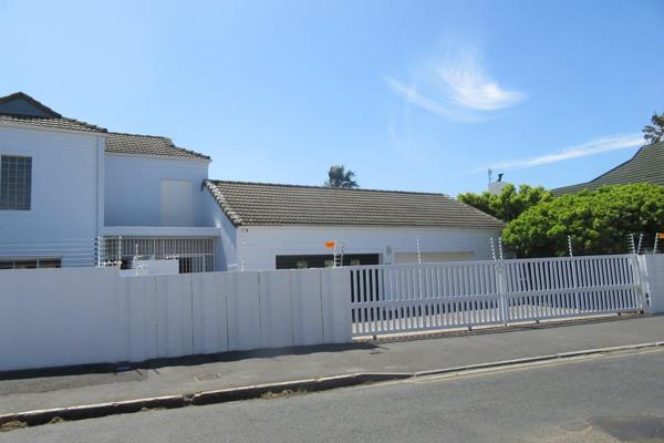 Modern well-maintained duplex with high quality finishes to rent close to the beach with ...