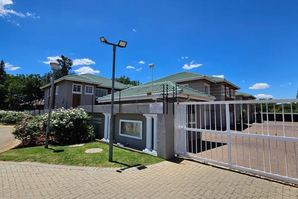 Beautiful Spacious well build 3 bedroom Duplex townhouse. Within walking distance of 2 schools, Spar shopping centre, Medical Centre ...