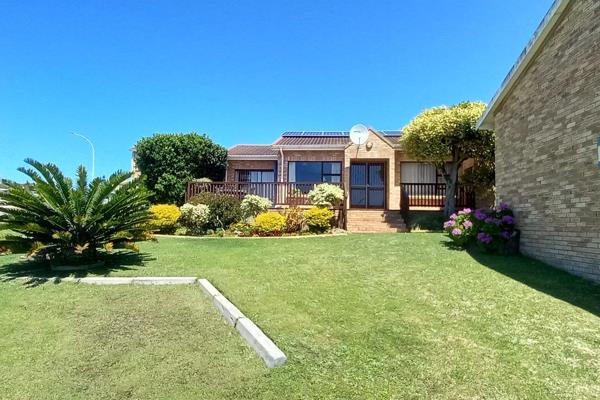 This neat face-brick home with stunning sea views offers 3 spacious bedrooms and 2 bathrooms. 
The open-plan kitchen flows seamlessly ...